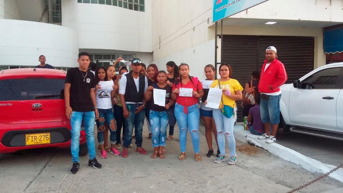 Alrededor de 30 personas estuvieron en la protesta. / Luis Herrán - El Universal.