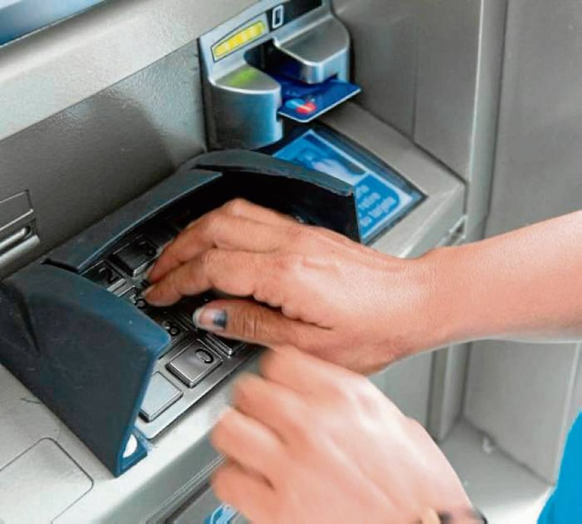 Con la nueva ley, las transacciones por cajeros electrónicos no podrán exceder los 3.965 pesos. EL UNIVERSAL