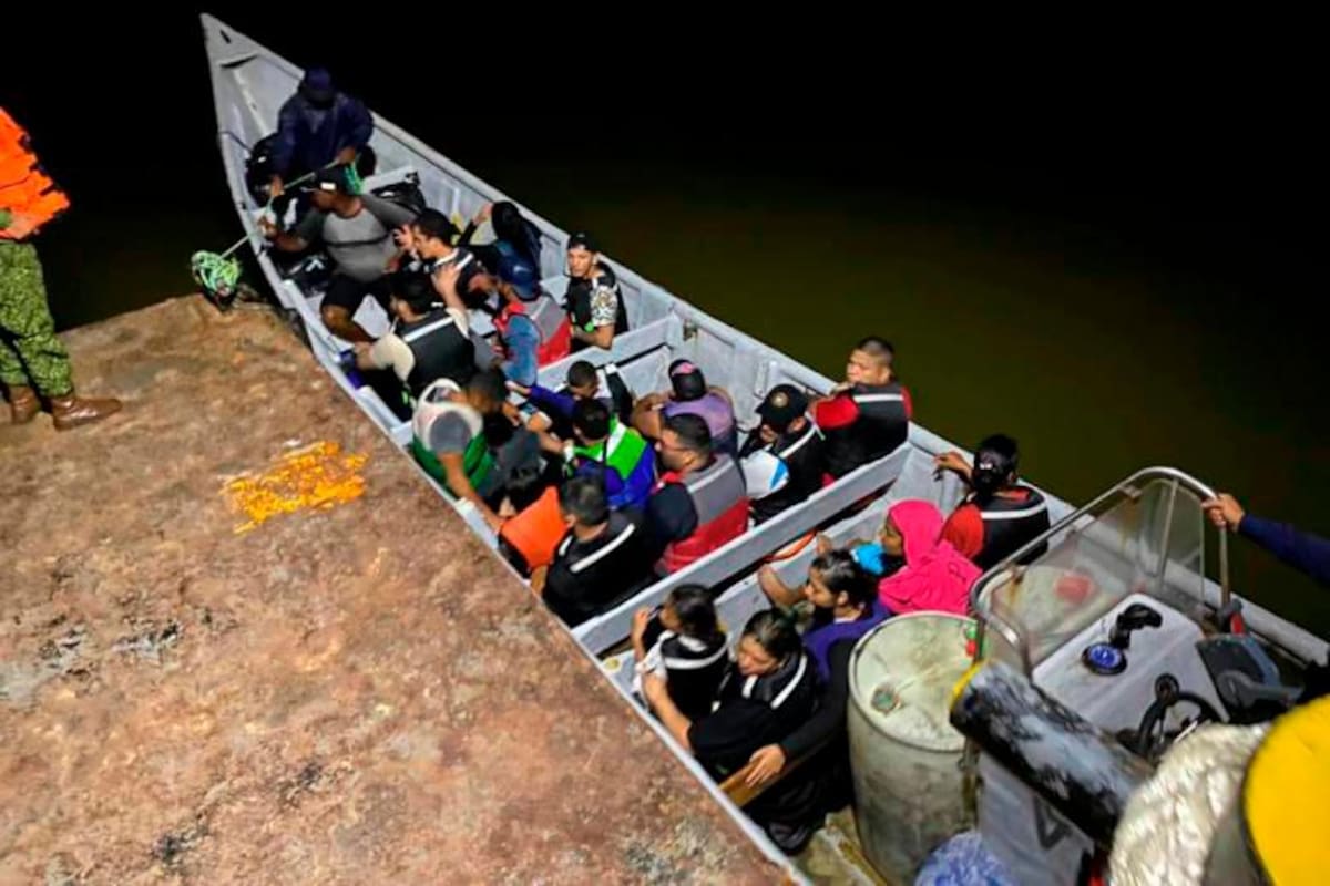 Rescatan a 19 venezolanos que naufragaban por aguas del Urabá