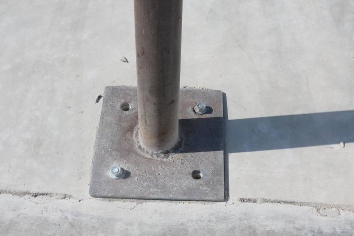Faltan dos tornillos en cada una de las puntas de estas tuberías. El Universal