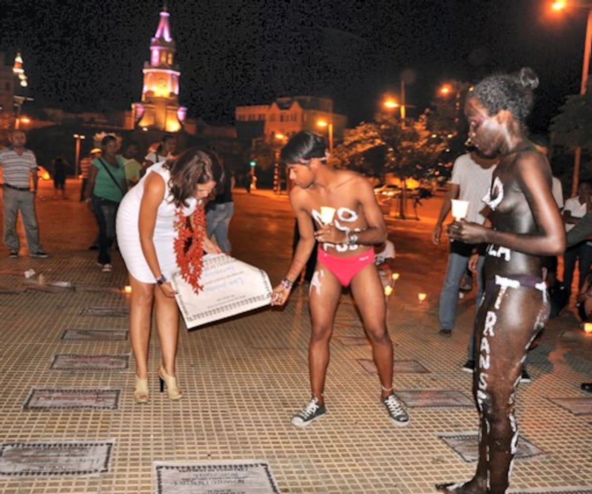 En un acto simbólico, los marchantes pegaron carteles con los nombres de las víctimas gays en el piso del Camellón de Los Mártires. La alcaldesa Judith Pinedo los acompañó. ZENIA VALDELAMAR SOTELO-EL UNIVERSAL