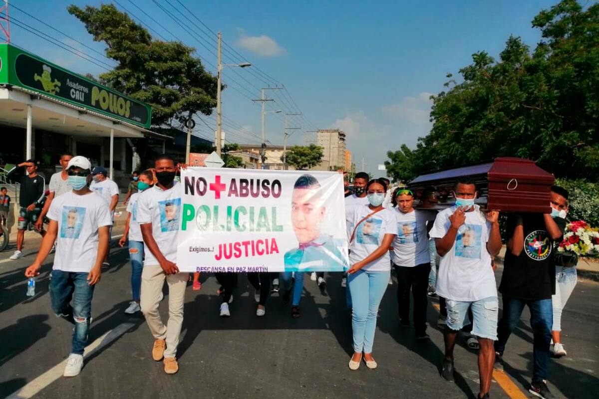 Con gritos de justicia y camisetas blancas despiden a Martín Elías