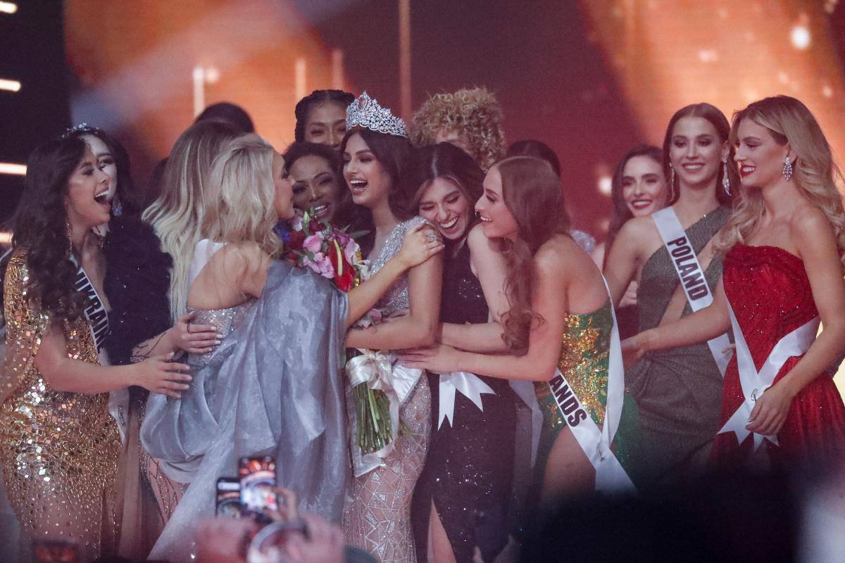 La nueva soberana universal es felicitada por sus compañeras pocos minutos después de su coronación.