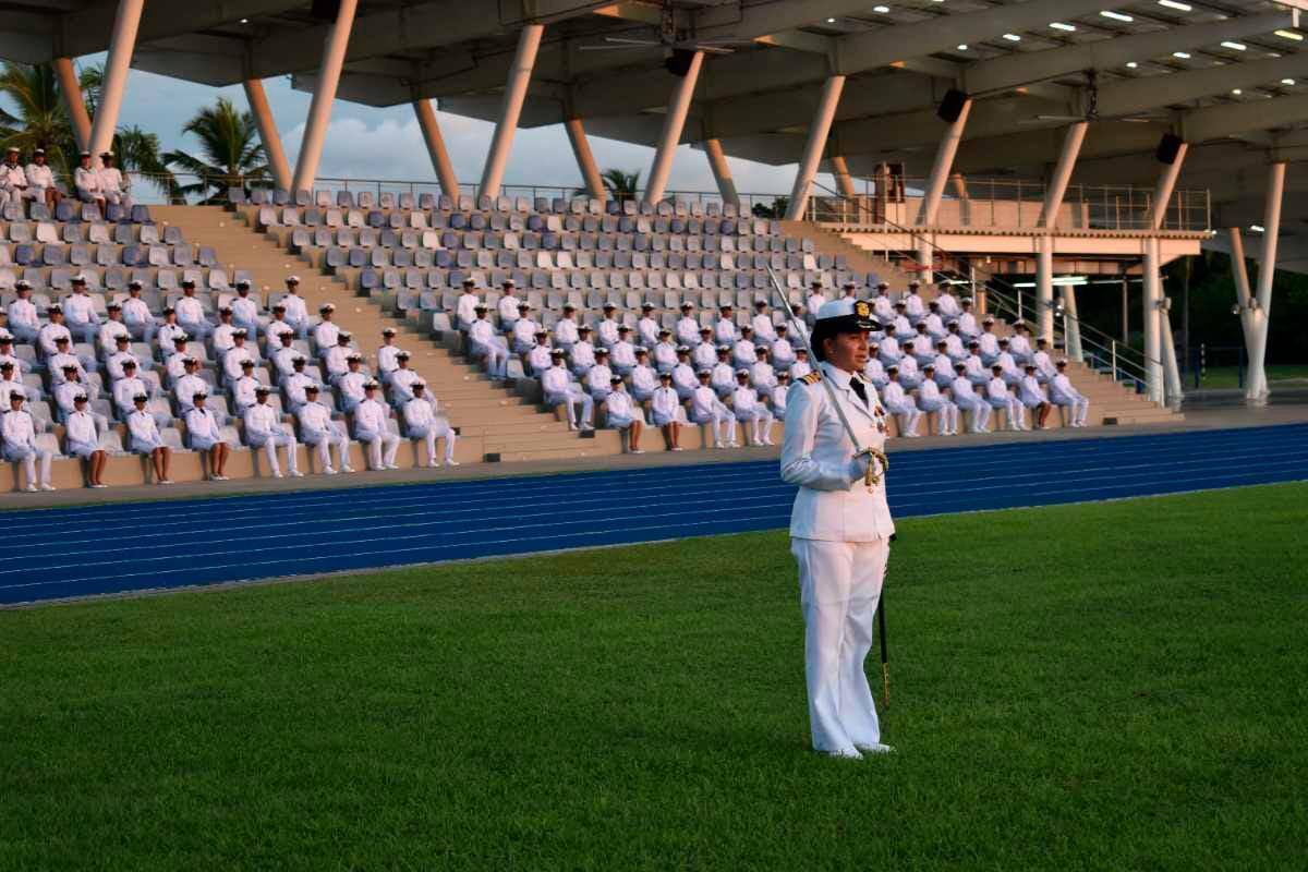 Una cartagenera, primera mujer que dirige un batallón en la Escuela Naval