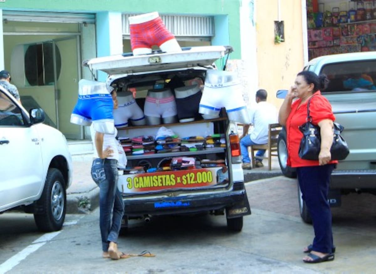 Los vendedores en vehículos insisten en ocupar los espacios públicos del Centro Julio Castaño