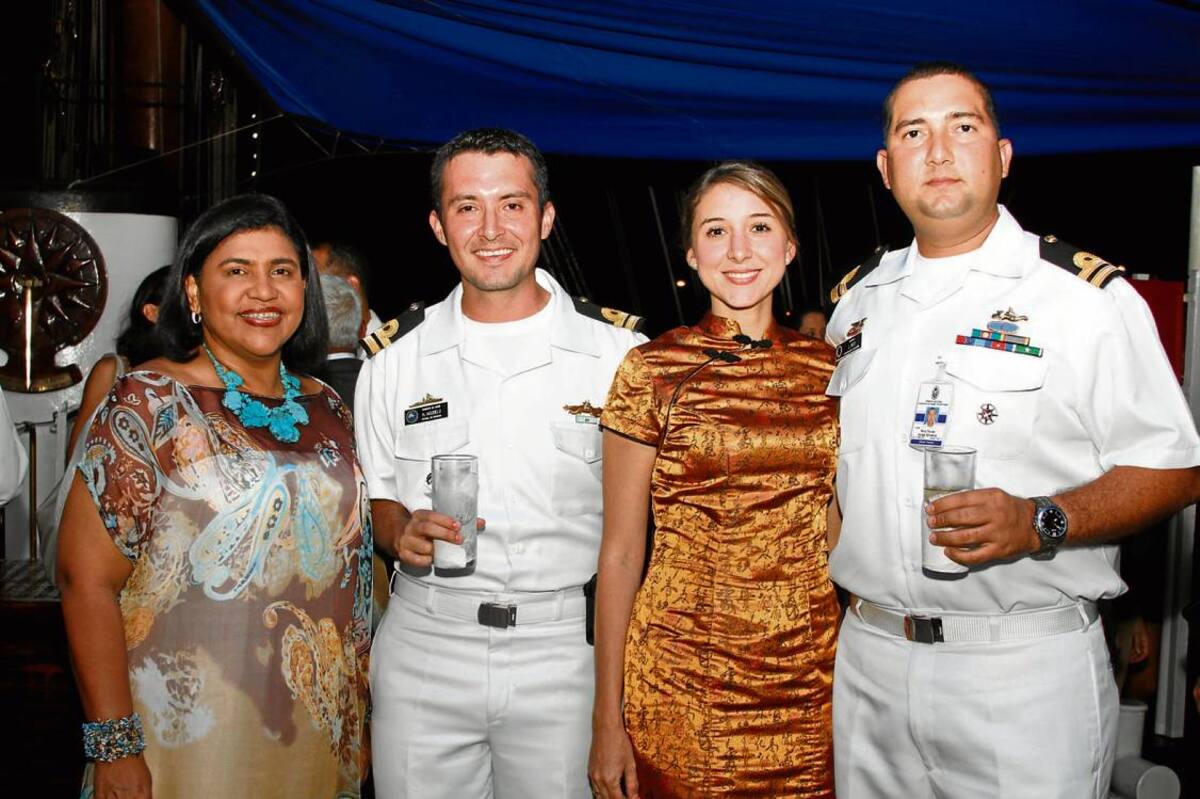 Dinora Barrios, el teniente de Navío Camilo Agudelo; Laura Prada y el capitán Jorge Rico Tovar.