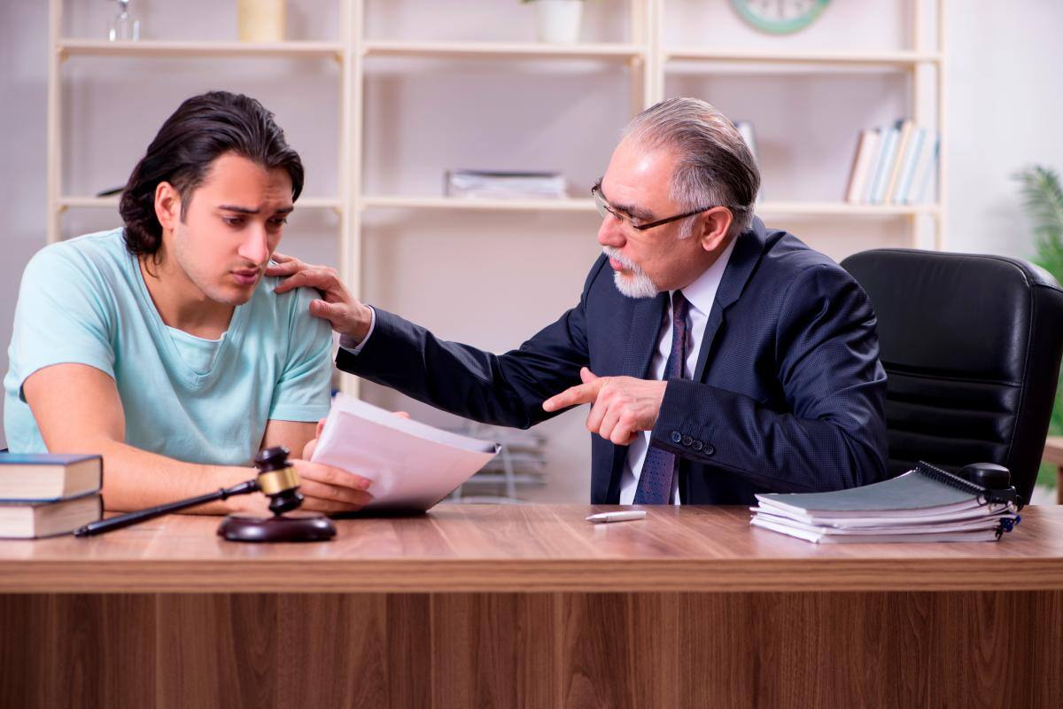 ¿Sin dinero para costear un abogado? Así puede acudir a uno sin pagar