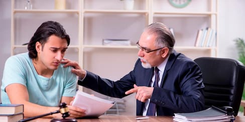 ¿Sin dinero para costear un abogado? Así puede acudir a uno sin pagar