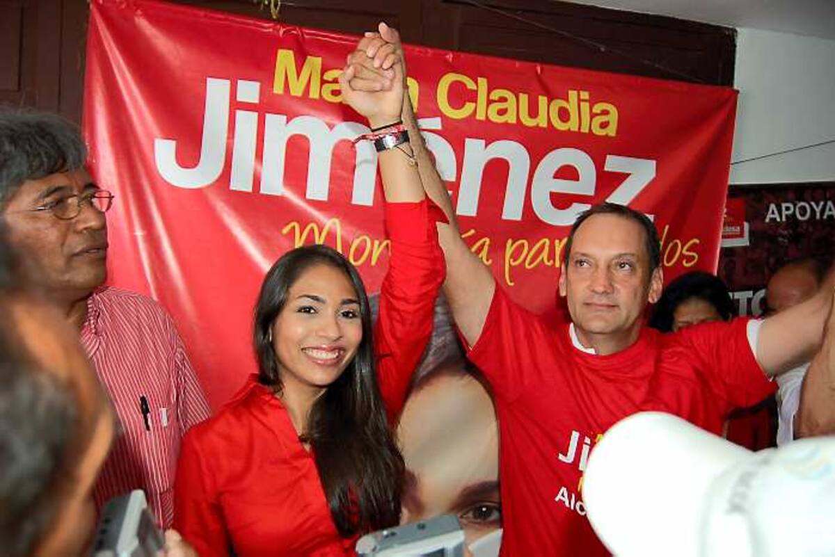 La aspirante a la Alcaldía, María Claudia Jiménez, ayer en rueda de prensa con el candidato a la Gobernación, Víctor Raúl Oyola.