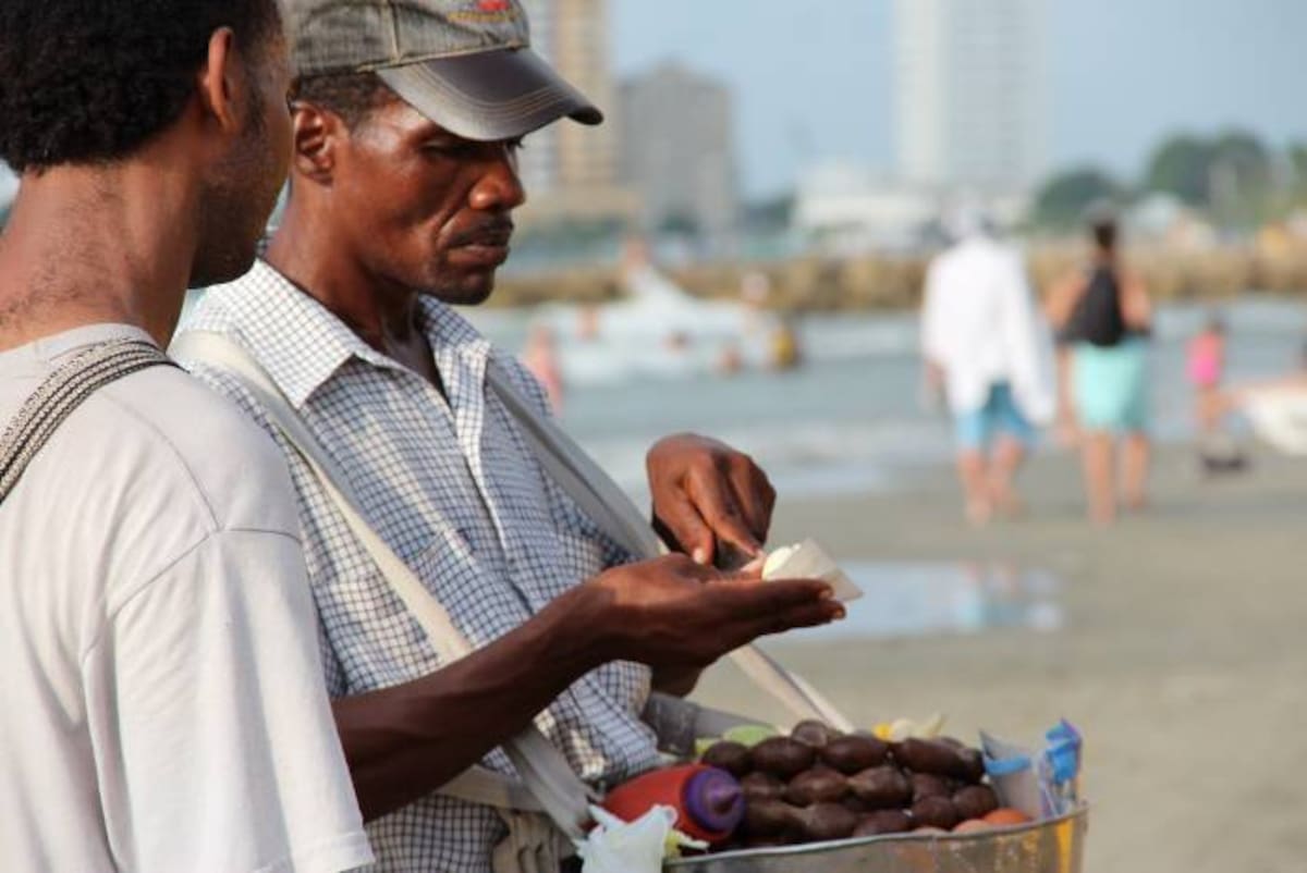 La poca concurrencia de personas en las playas de Cartagena, afecta de manera directa a los vendedores ambulantes y demás comerciantes de estos sitios turísticos. Julie Parra Benítez