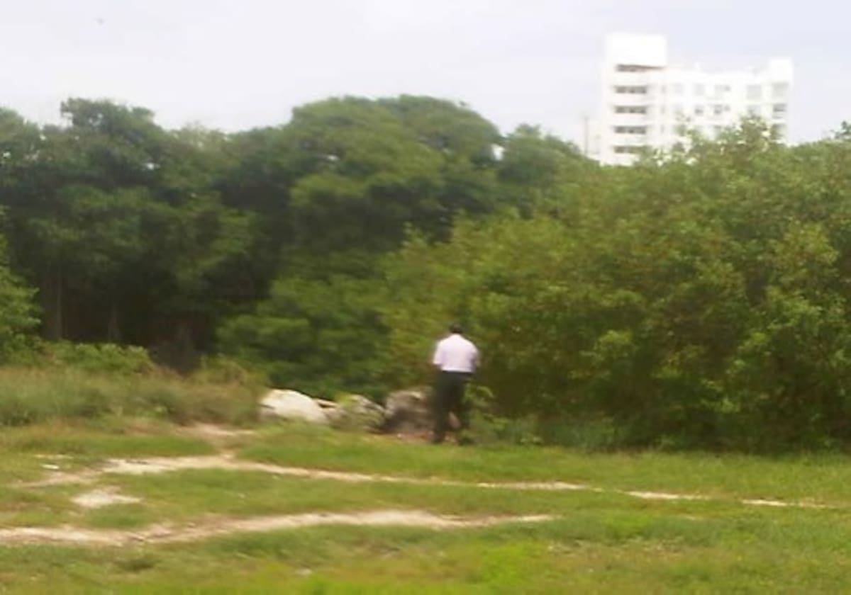 El individuo de la foto fue sorprendido "infraganti" en la zona paralela al Caño de Bazurto. El hecho ocurrió alrededor de las 10 a.m. MARÍA ALEJANDRA CARDONA - EL UNIVERSAL