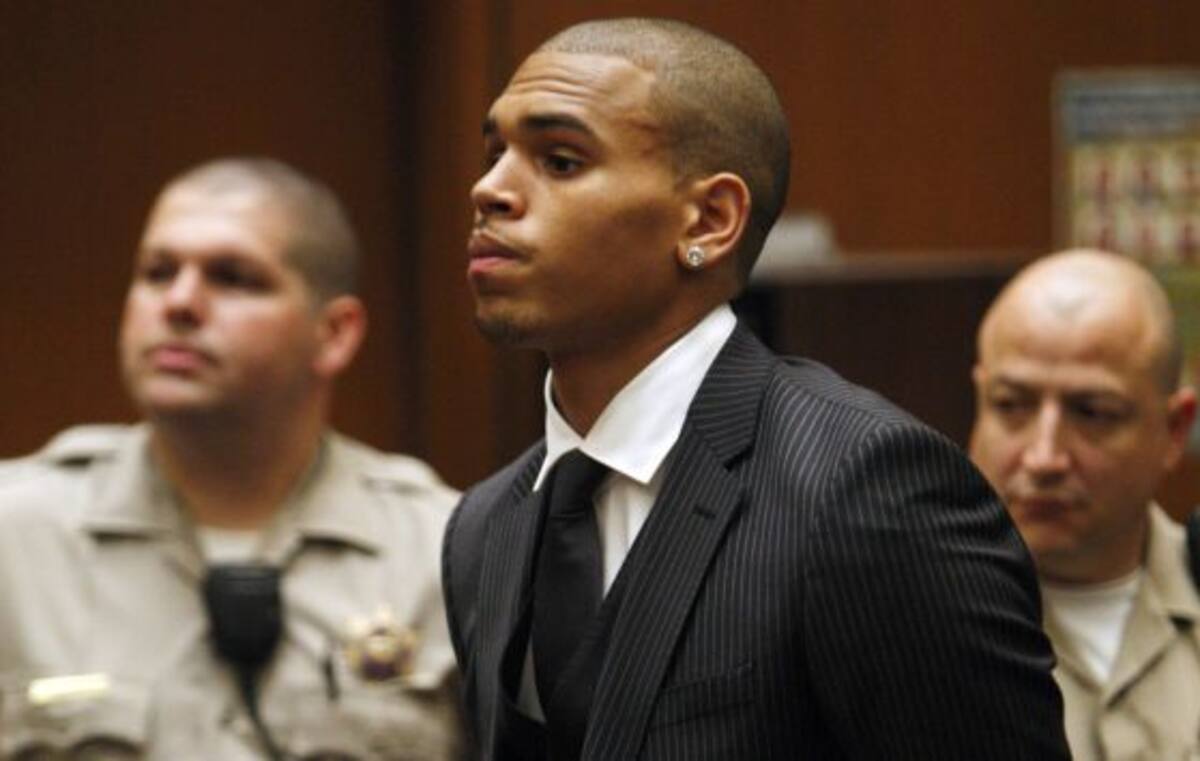 En 2009, Brown fue declarado culpable por agredir a la cantante Rihanna, quien sufrió lesiones faciales. AFP