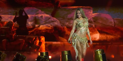 Karol G y Bruno Mars estrenan colabroación con video musical en vivo en Los Ángeles