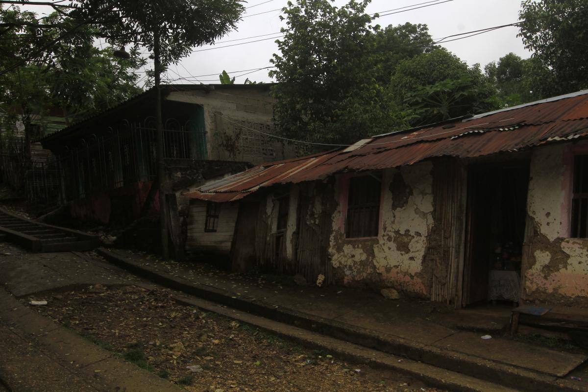 Erosión afecta a casas de Villanueva