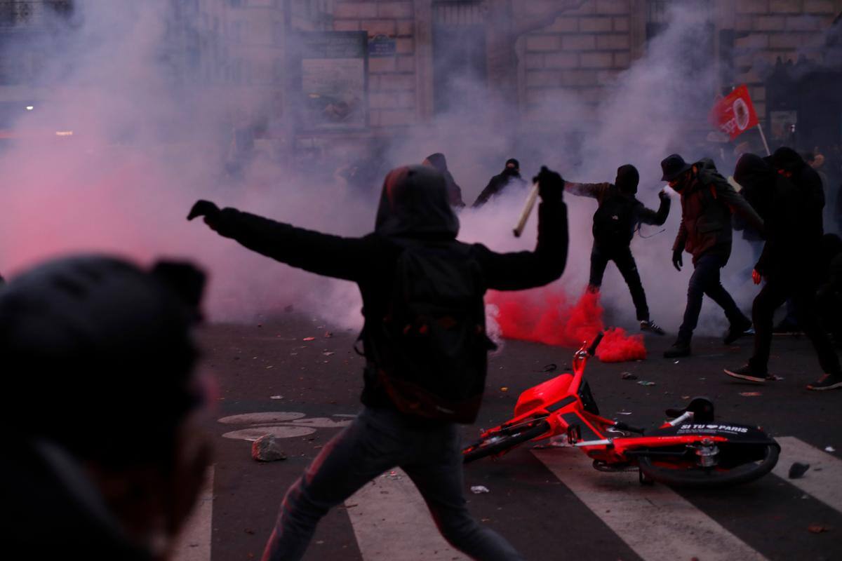 Francia se paraliza por huelga contra reforma pensional, primeros altercados
