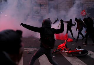 Francia se paraliza por huelga contra reforma pensional, primeros altercados