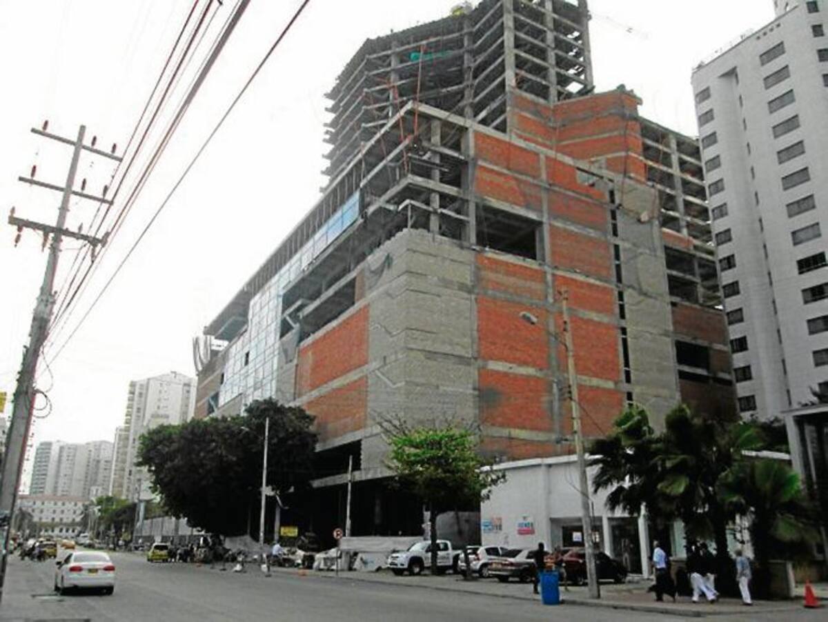 Edificio en construcción con fines comerciales. PEDRO TORRES-GENTE BAHÍA