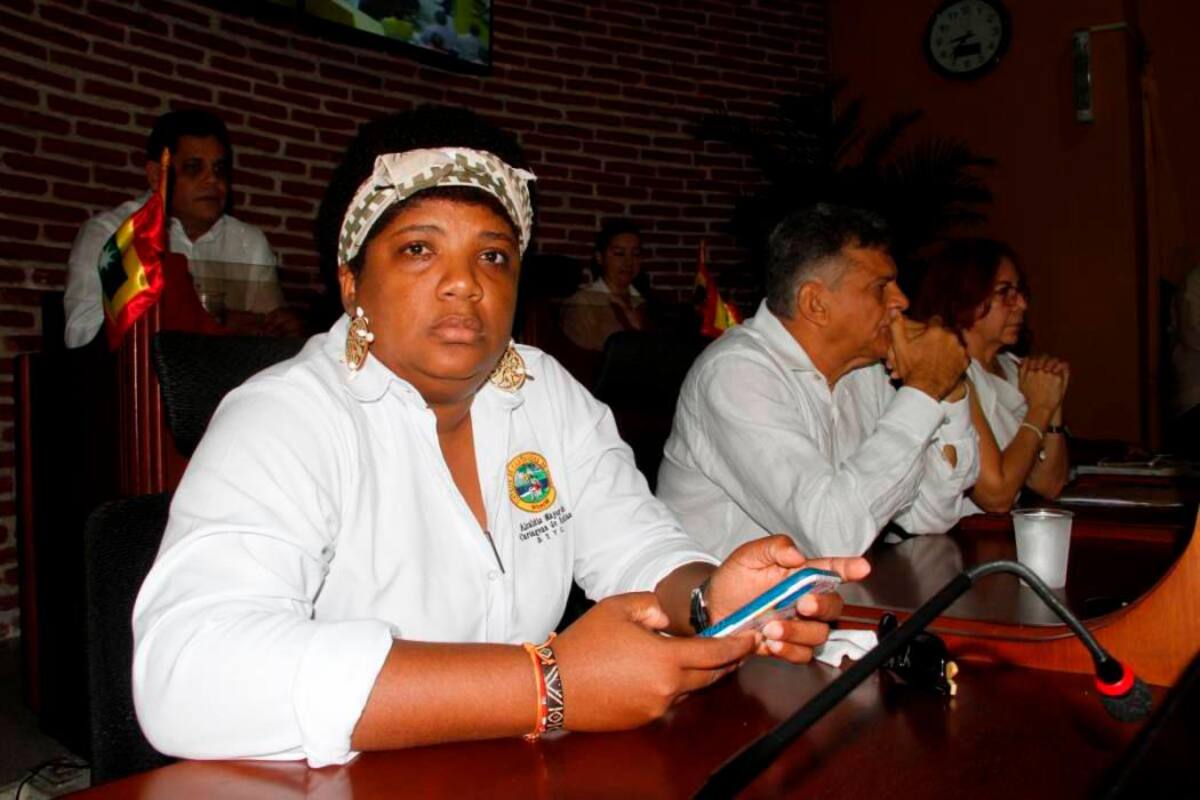Pagan dinero de presunto detrimento por contrato de Cynthia Pérez