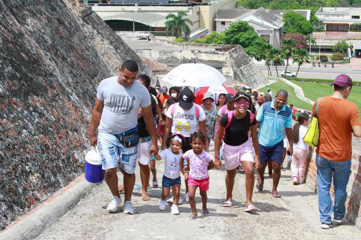 Así se vive la entrada gratis de colombianos al Castillo de San Felipe