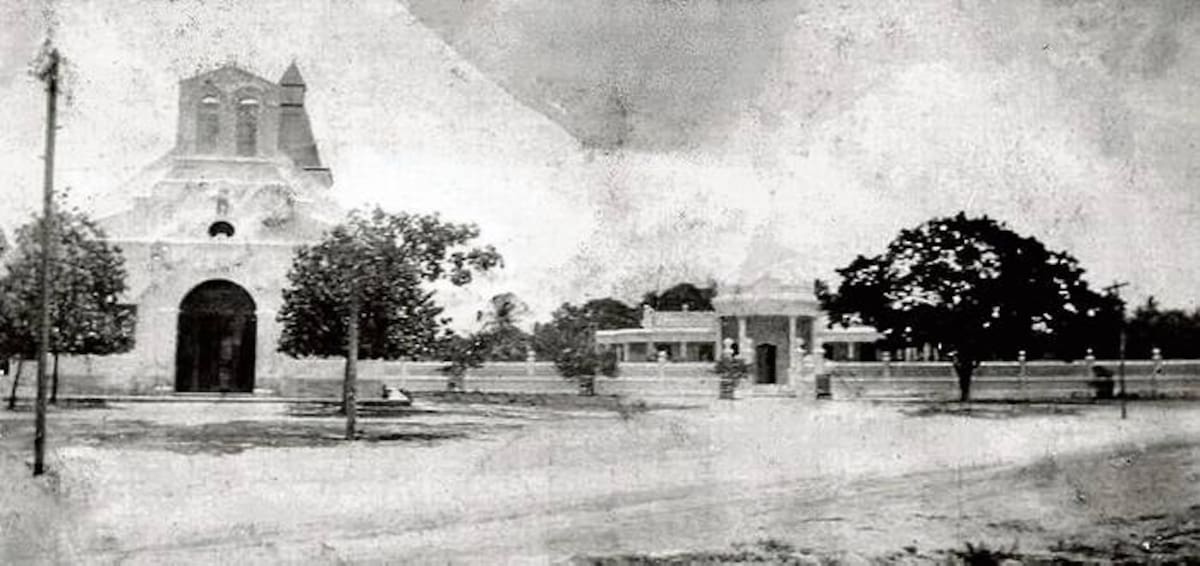 Ermita y plazoleta. Iglesia en ruinas, en 1954.