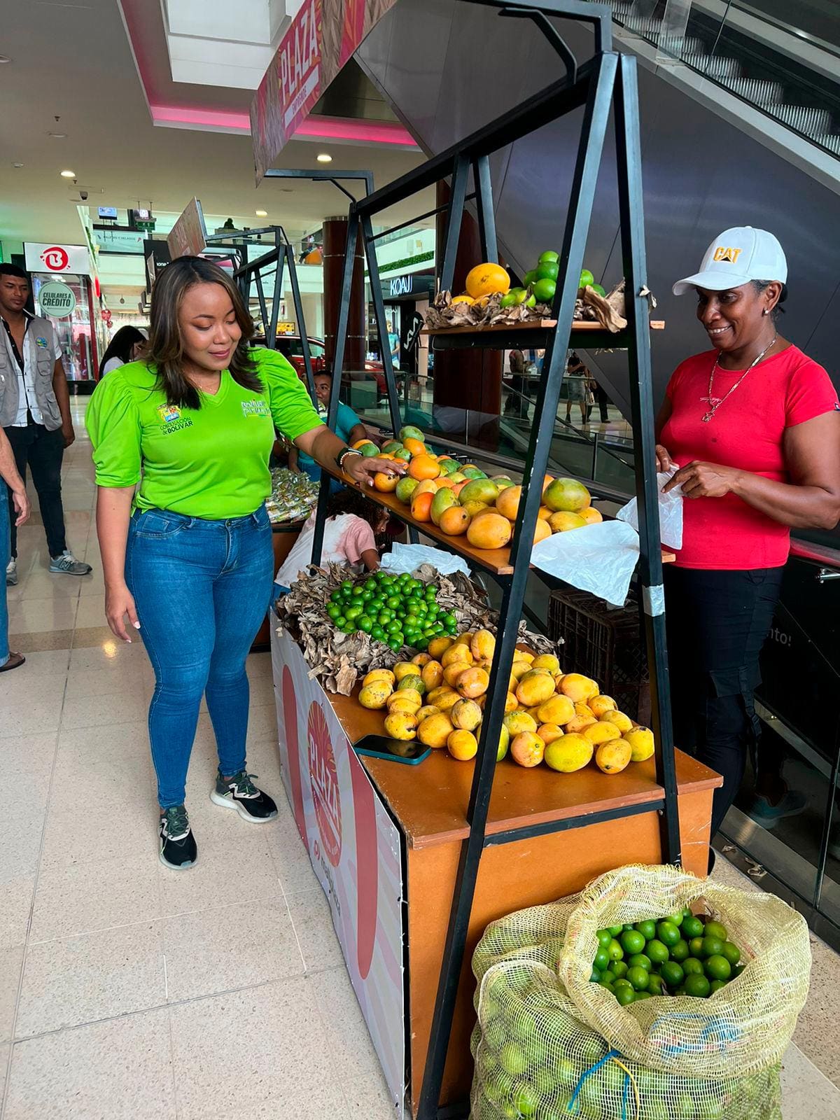 La secretaria de Agricultura de Bolívar, Malka Irina De Arco, fue la encargada de abir el mercado campesino en MallPlaza. // HFA - EU.