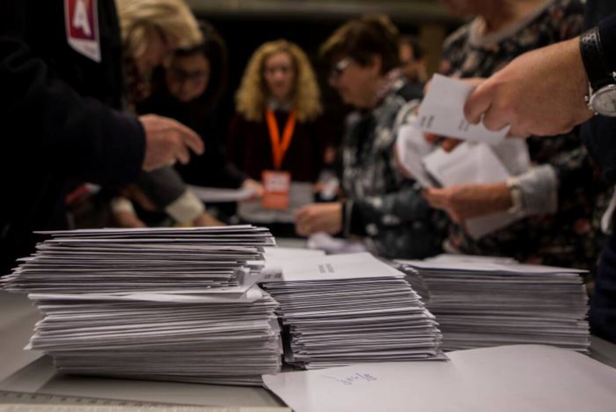 Los miembros de una mesa electoral participan en el recuento de votos en el colegio La Sedeta, tras la jornada de las elecciones catalanas EFE