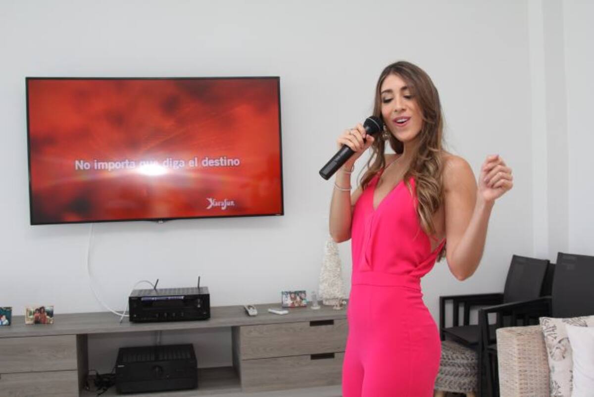 A Laura no le gusta decir que canta…;pero tiene una voz majestuosa. “Es un área de la que no he querido hablar mucho porque no soy profesional”, dice entre risas. Lo cierto es que junto a su familia disfrutamos de una breve mañana de karaoke, donde Laura mostró su voz, llena de melodías y vibratos sensacionales. KAILLINE GIRALDO