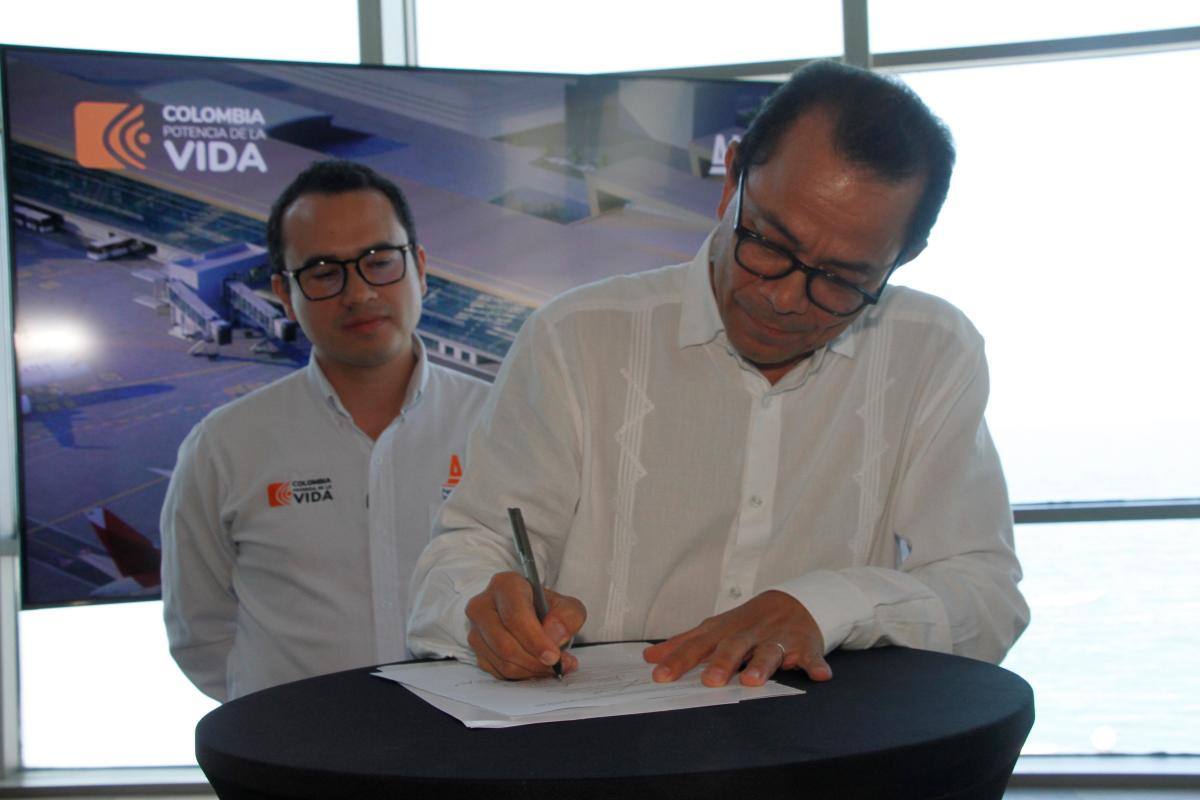 Luis Bencardino y Jonathan Bernal, en la firma del contrato. //Zenia V.