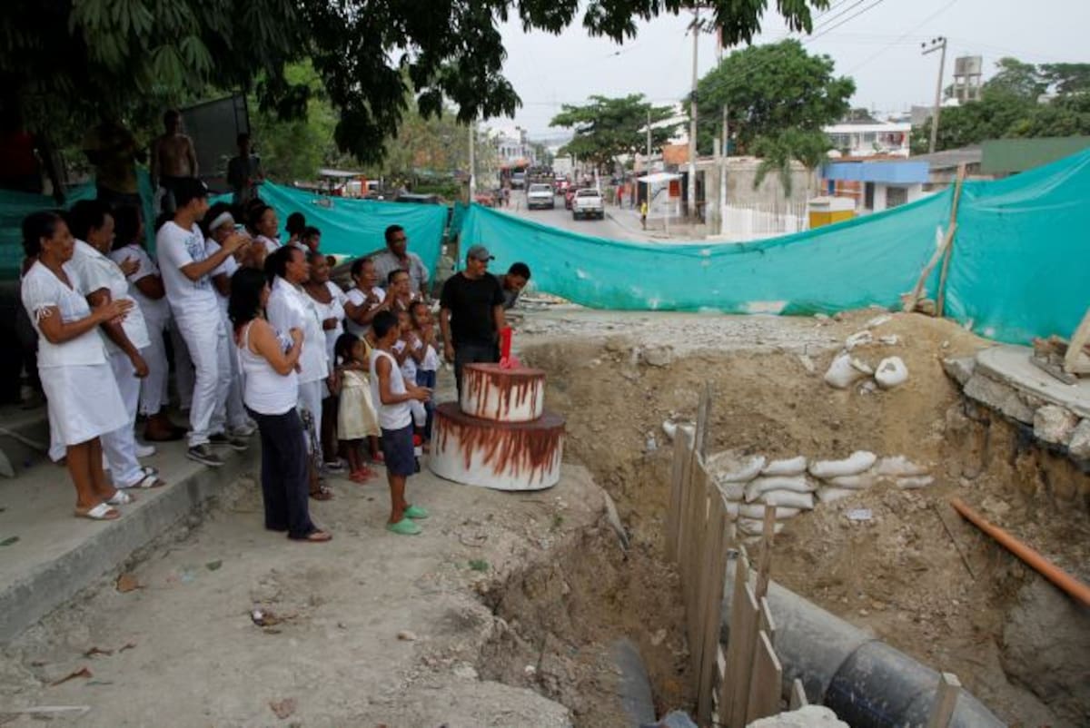 La comunidad de El Carmeno le “celebró” el cumpleaños a la excavación que está en la entrada de la calle principal. LUIS E. HERRÁN-EL UNIVERSAL
