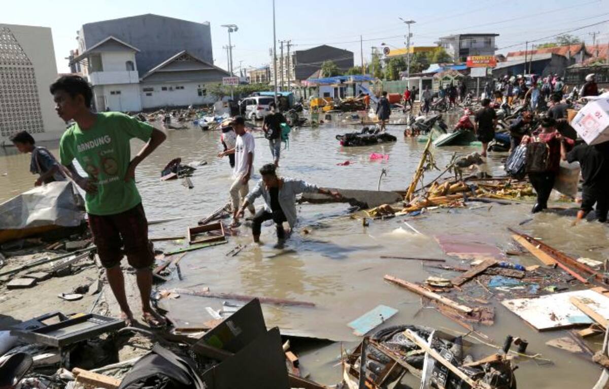 Varias personas estudian el daño de un centro comercial después de los terremotos y un tsunami en Palu, Sulawesi Central, Indonesia. AP Tatan Syuflana