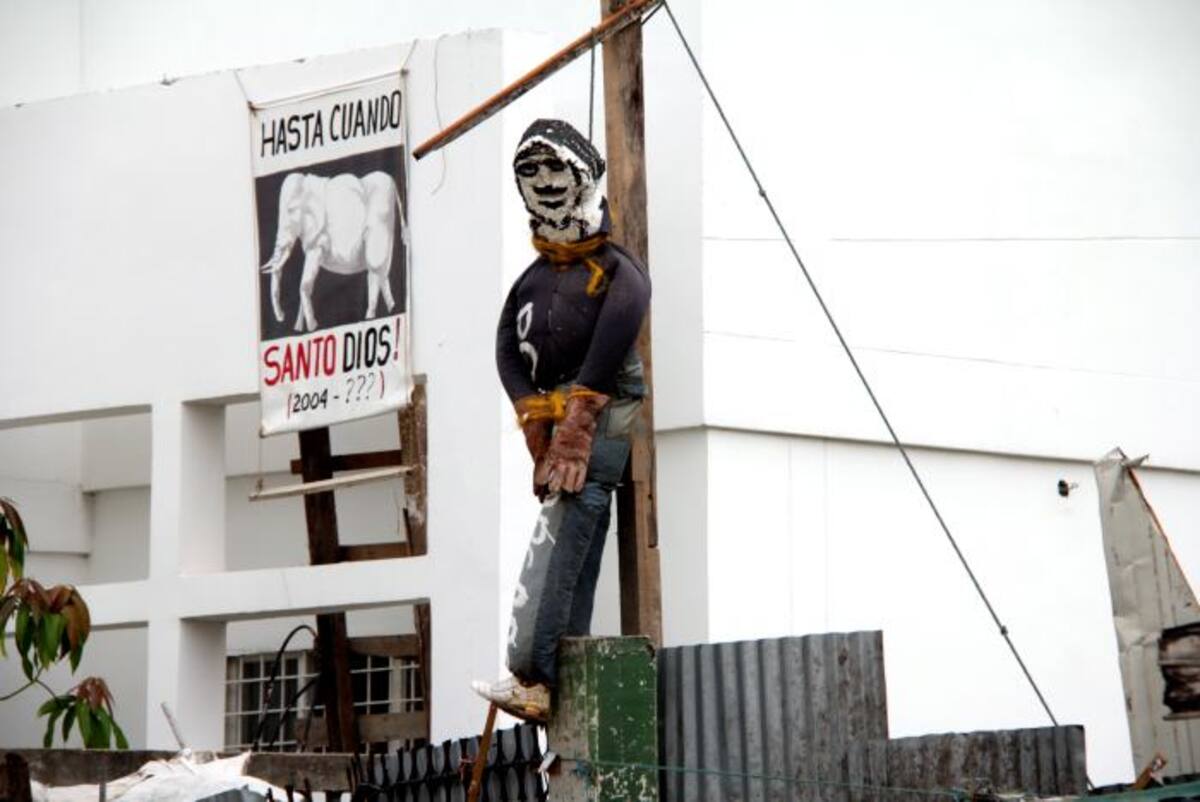El año pasado, los habitantes cansados de tanto esperar amarraron un muñeco e instalaron carteles como protesta por el abandono. ARCHIVO - EL UNIVERSAL