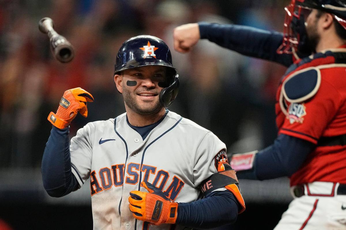 José Altuve conecta jonrón y se ubica segundo en toda la historia de la Postemporada