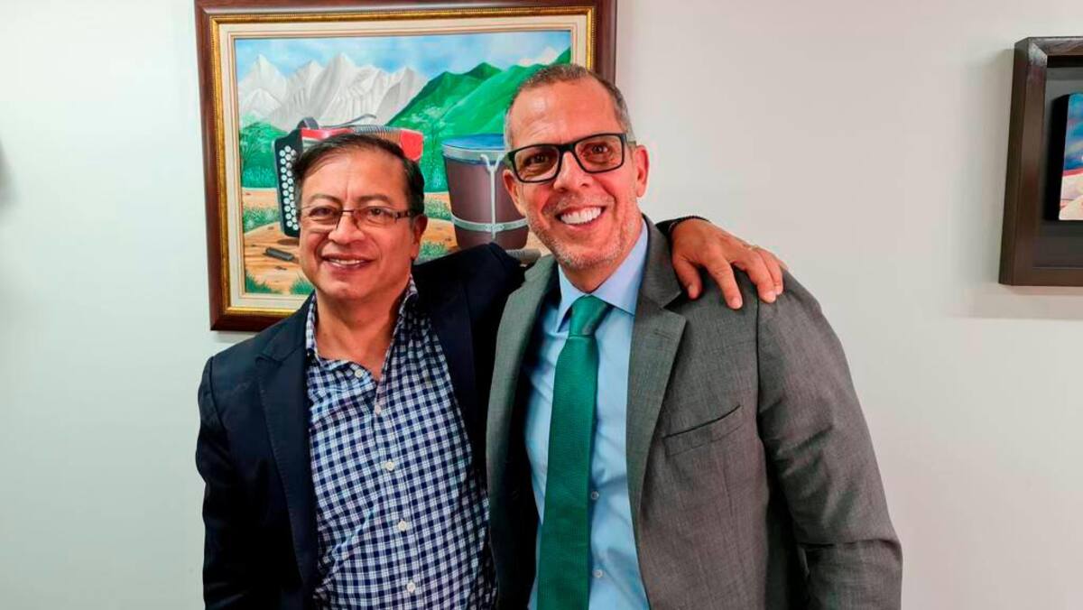 El líder cristiano y precandidato presidencial, Alfredo Saade, junto a Gustavo Petro.