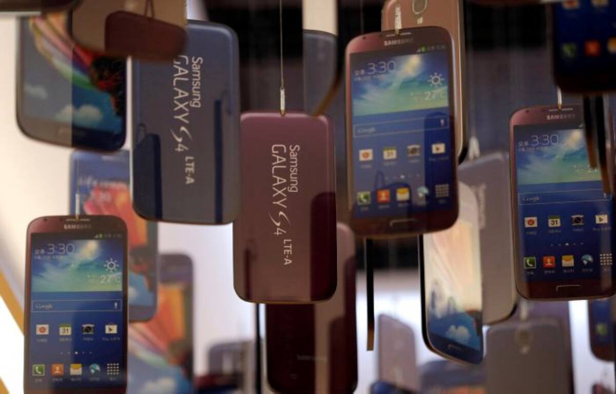 Los analistas indican que las sólidas ventas de smartphones de rango medio y bajo, y mejores ganancias de los negocios de semiconductores de Samsung, son la causa de otro trimestre récord. AP Lee Jin-man