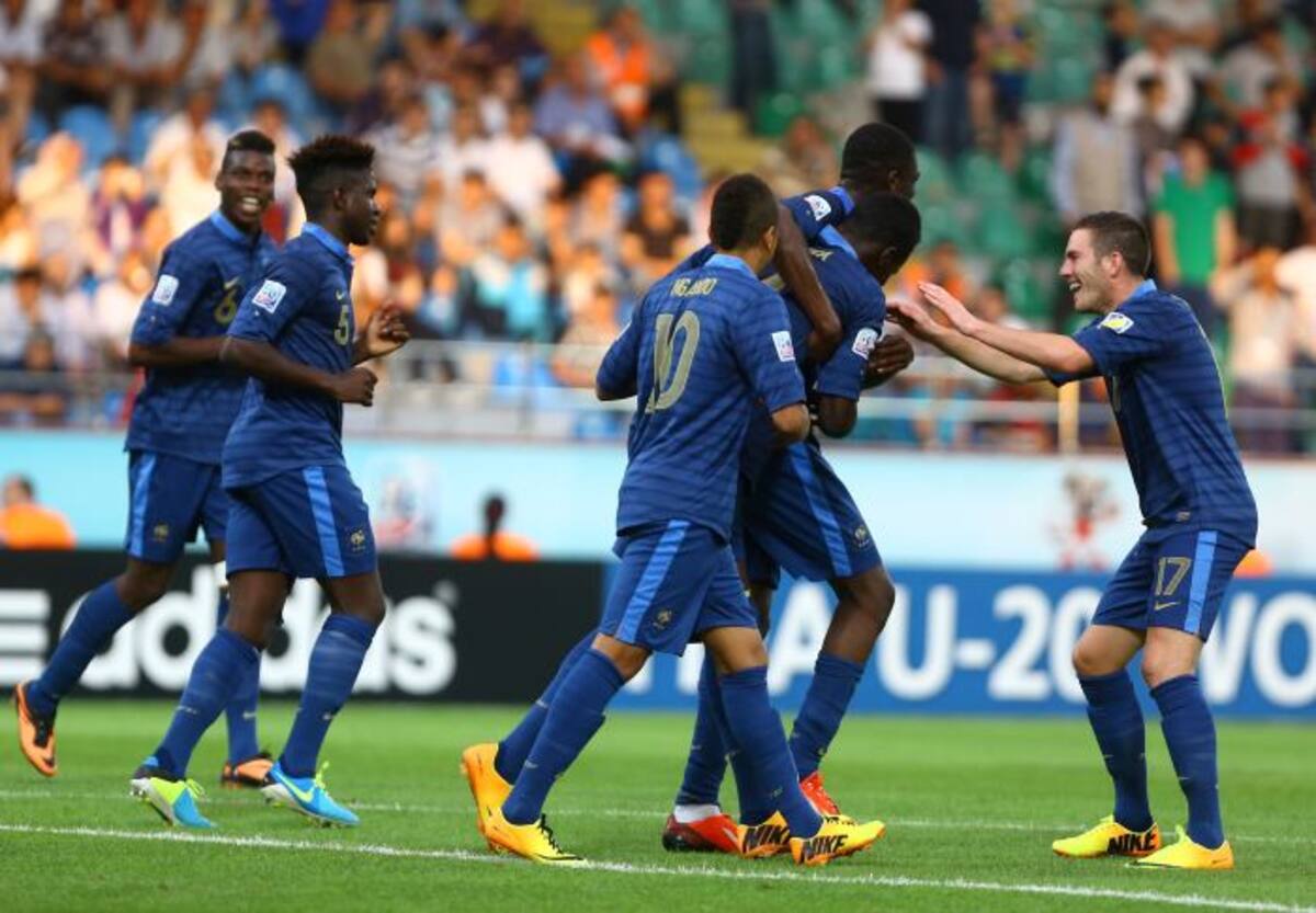 Jugadores franceses en medio de la celebración.