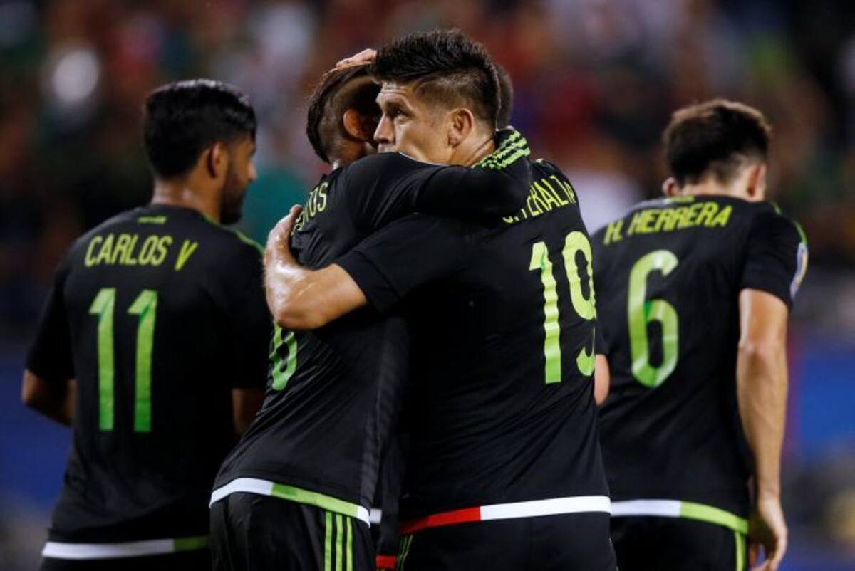 Jugadores de la selección mexicana celebran una de sus anotaciones ante Cuba. AP Andrew Nelles
