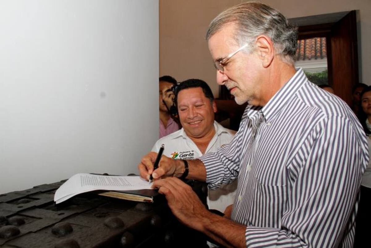 Gobernador del Atlántico, Eduardo Verano de la Rosa aprobando el acuerdo. Maruja Parra/El Universal