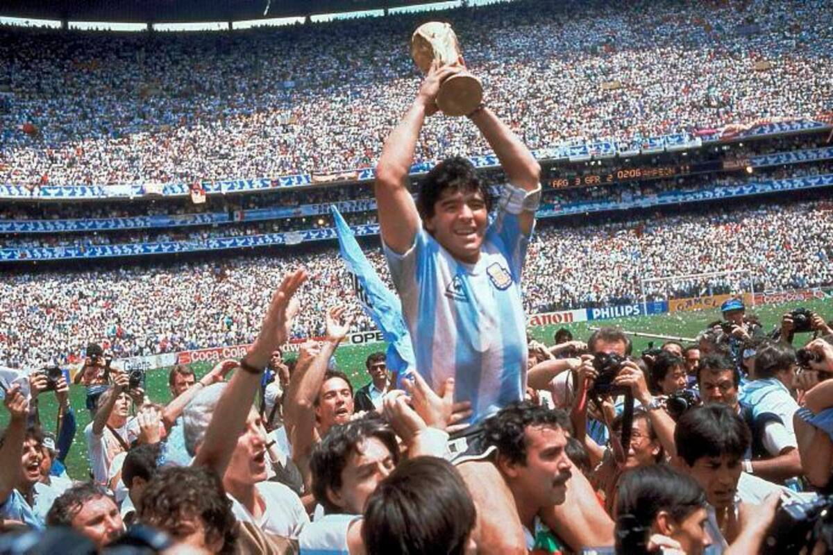 Se cumplen 45 años del debut de Diego Maradona