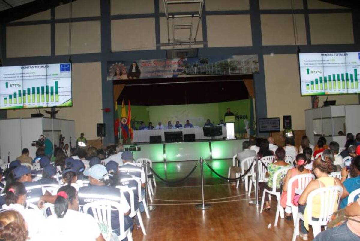 Líderes comunitarios de Cartagena pudieron hablar de cerca con los directivos de Ecopetrol, en la rendición de cuentas realizada ayer por la estatal petrolera en esta capital. ÓSCAR DÍAZ ACOSTA - EL UNIVERSAL