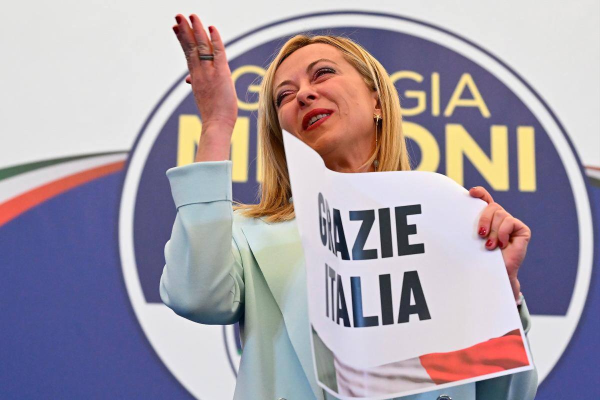 La ultraderechista Meloni, la primera mujer en llegar al poder en Italia