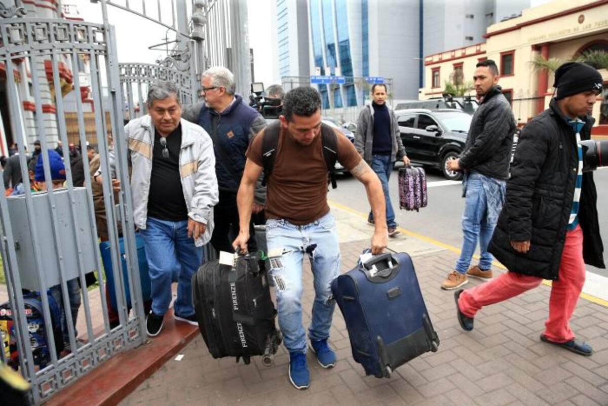 La embajada venezolana en Lima reportó, en sus redes sociales, el desarrollo del traslado de sus ciudadanos, entre los que figuran familias completas, ancianos y niños. EFE