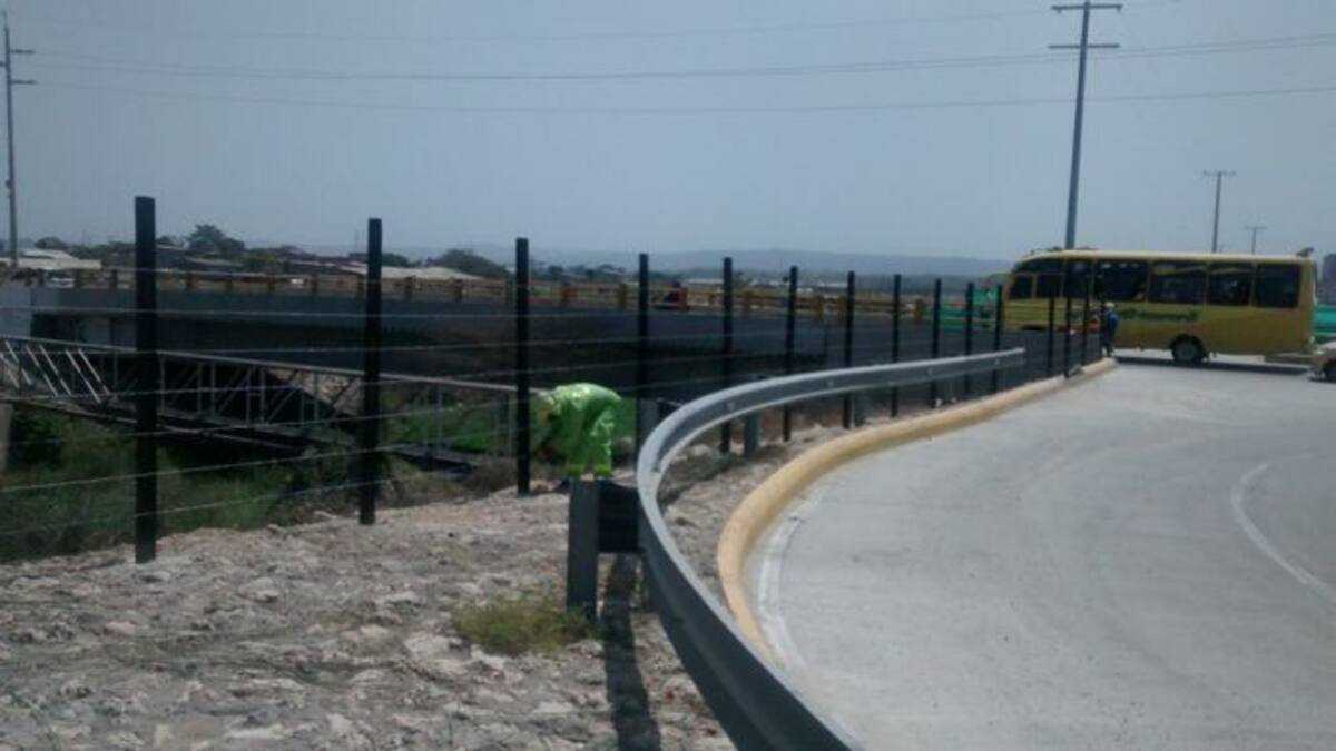 Varios sitios de la ciudad que están críticos por el arrojo de residuos de todo tipo a manos de carromuleros, están siendo cercados para evitar que continúe el problema.