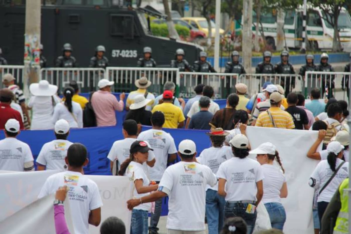 La Policía Antimotines vigiló cada paso de los participantes en la marcha. LUIS APARICIO-EL UNIVERSAL