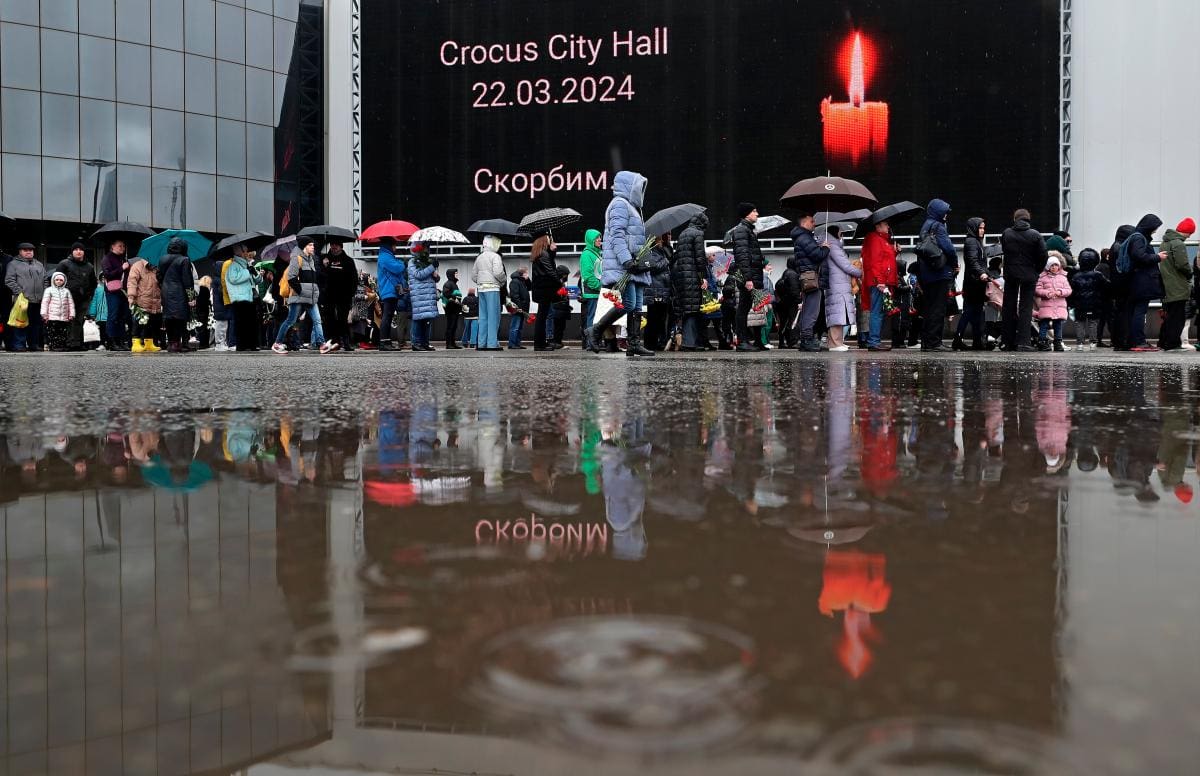 Una vista de la sala de conciertos Crocus City Hall quemada tras un ataque terrorista en Krasnogorsk, en las afueras de Moscú, Rusia, 25 de marzo de 2024. //EFE