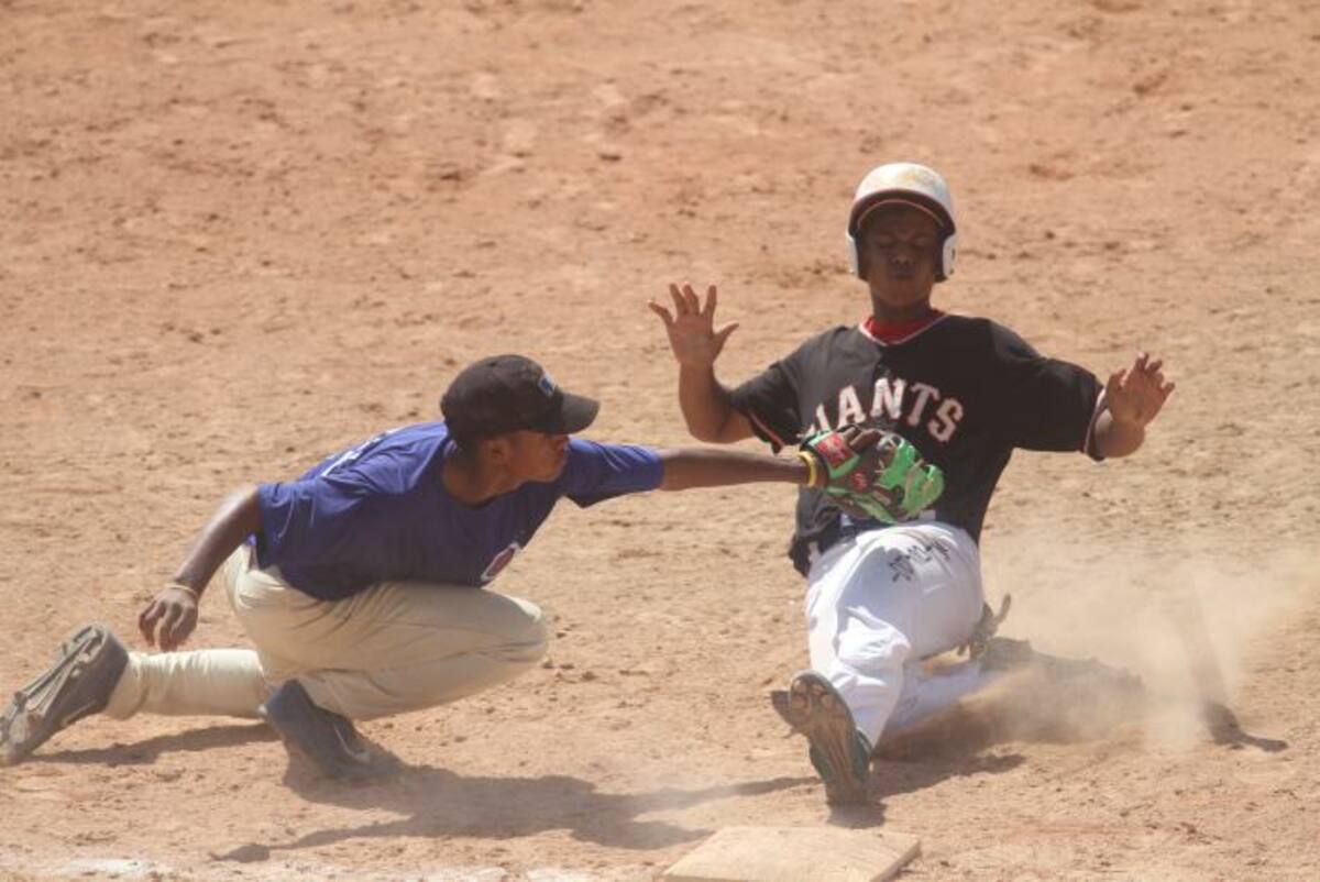 Diego Arias, tercera base de Cubs, pone out al corredor Brayan Bonilla, de Gigantes. OSCAR DÍAZ EL UNIVERSAL