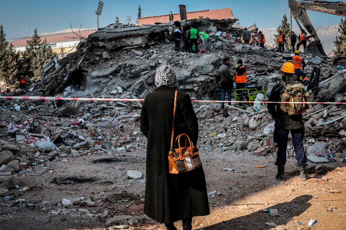 Continúan apareciendo sobrevivientes tras más de seis días del terremoto