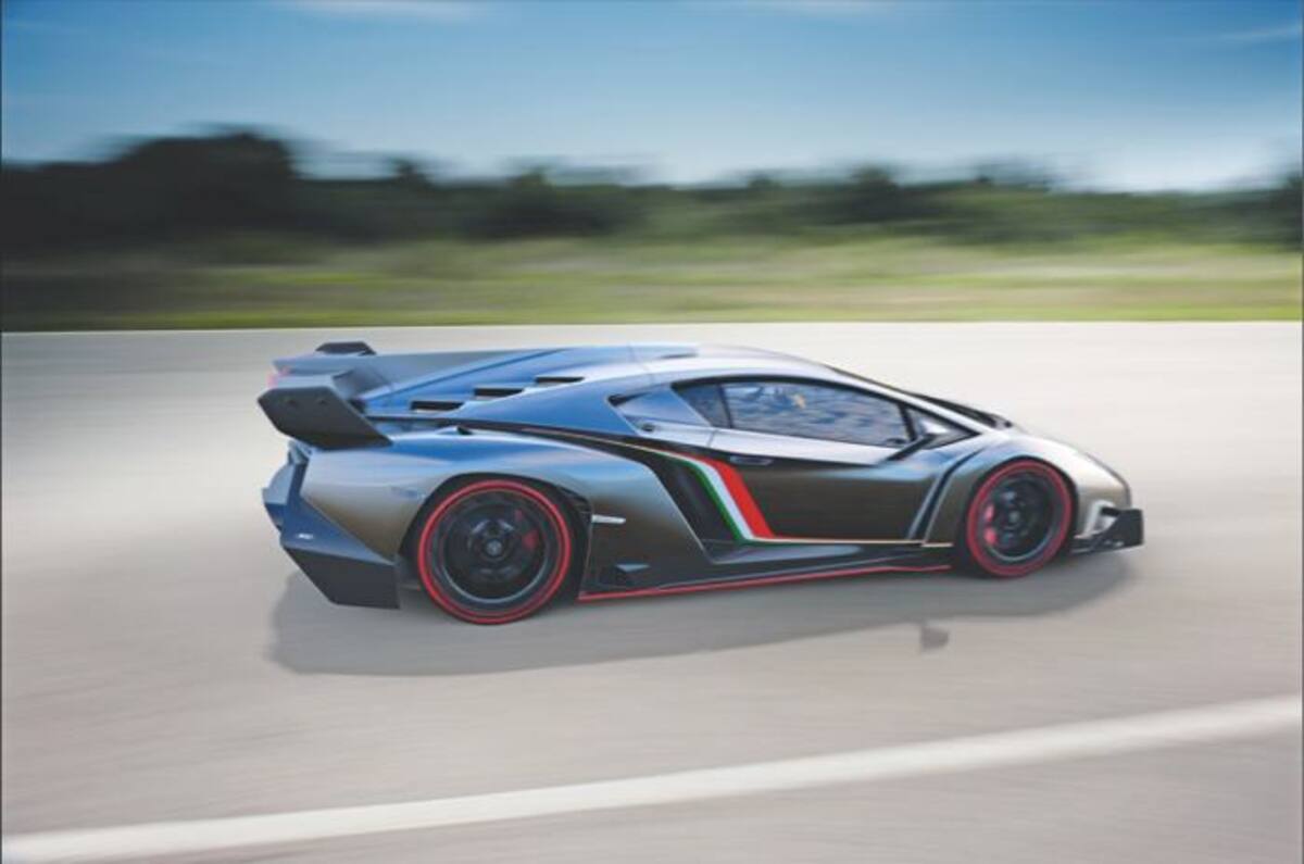 El Lamborghini Veneno es un auto costoso, desbancó al W Motors Lykan Hypersports, presentado en el Salón de Qatar que tiene un valor de 2,4 millones de euros.