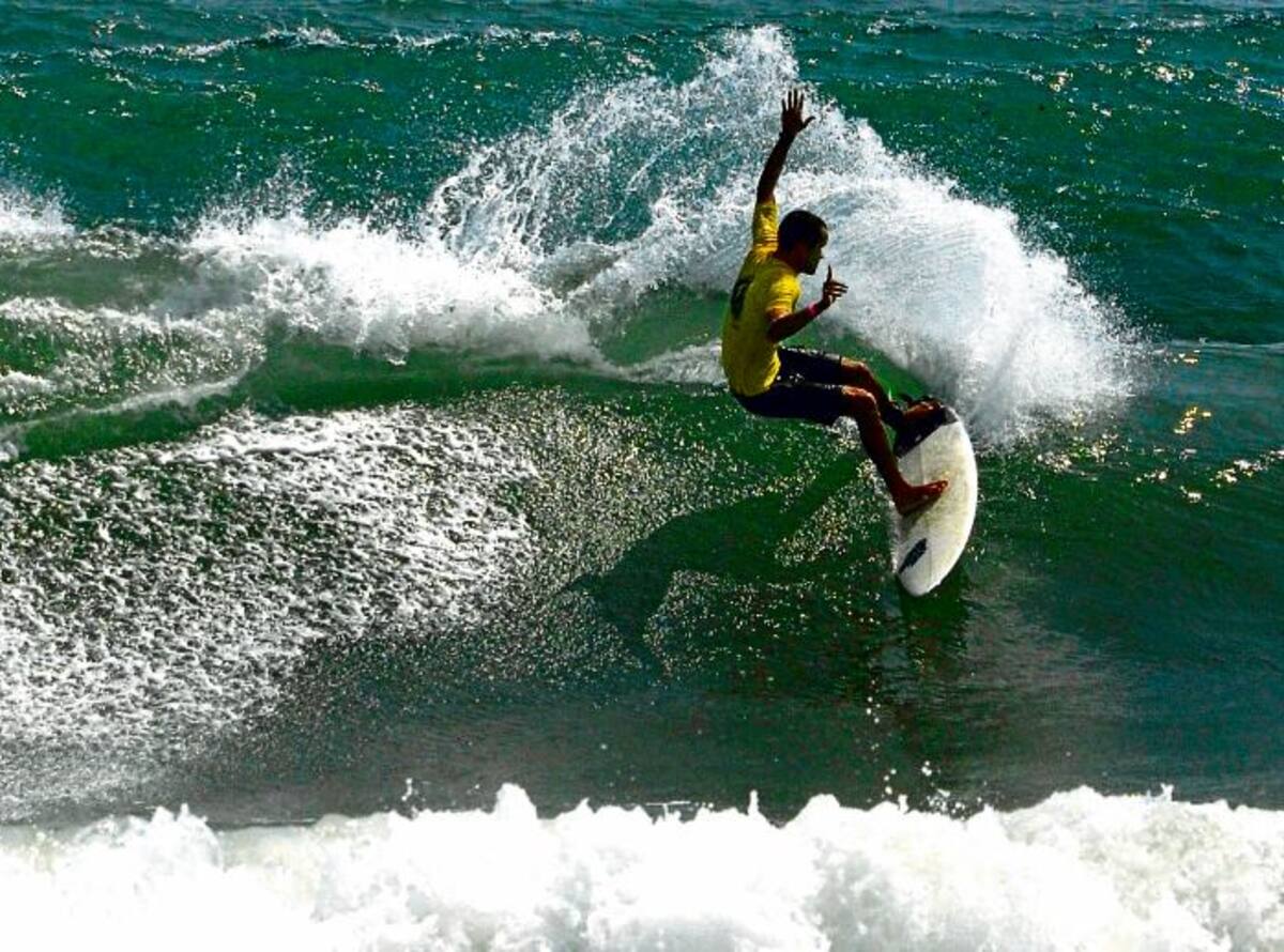 Alejandro Covo, figura de Bolívar en el torneo nacional de surf, que se realizó en Santa Marta. CORTESÍA