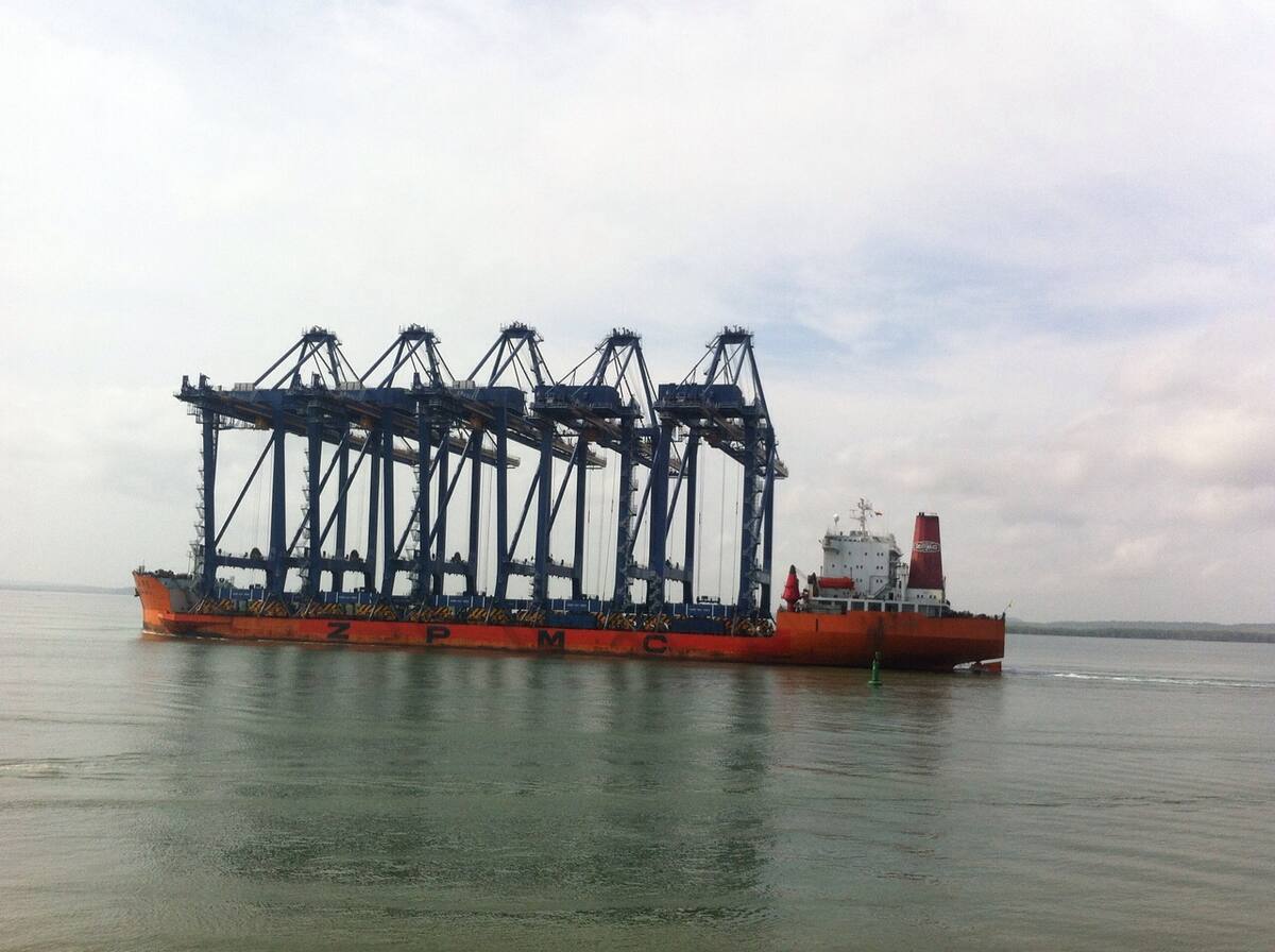 Arribo de las grúas pórtico a Cartagena. EL UNIVERSAL