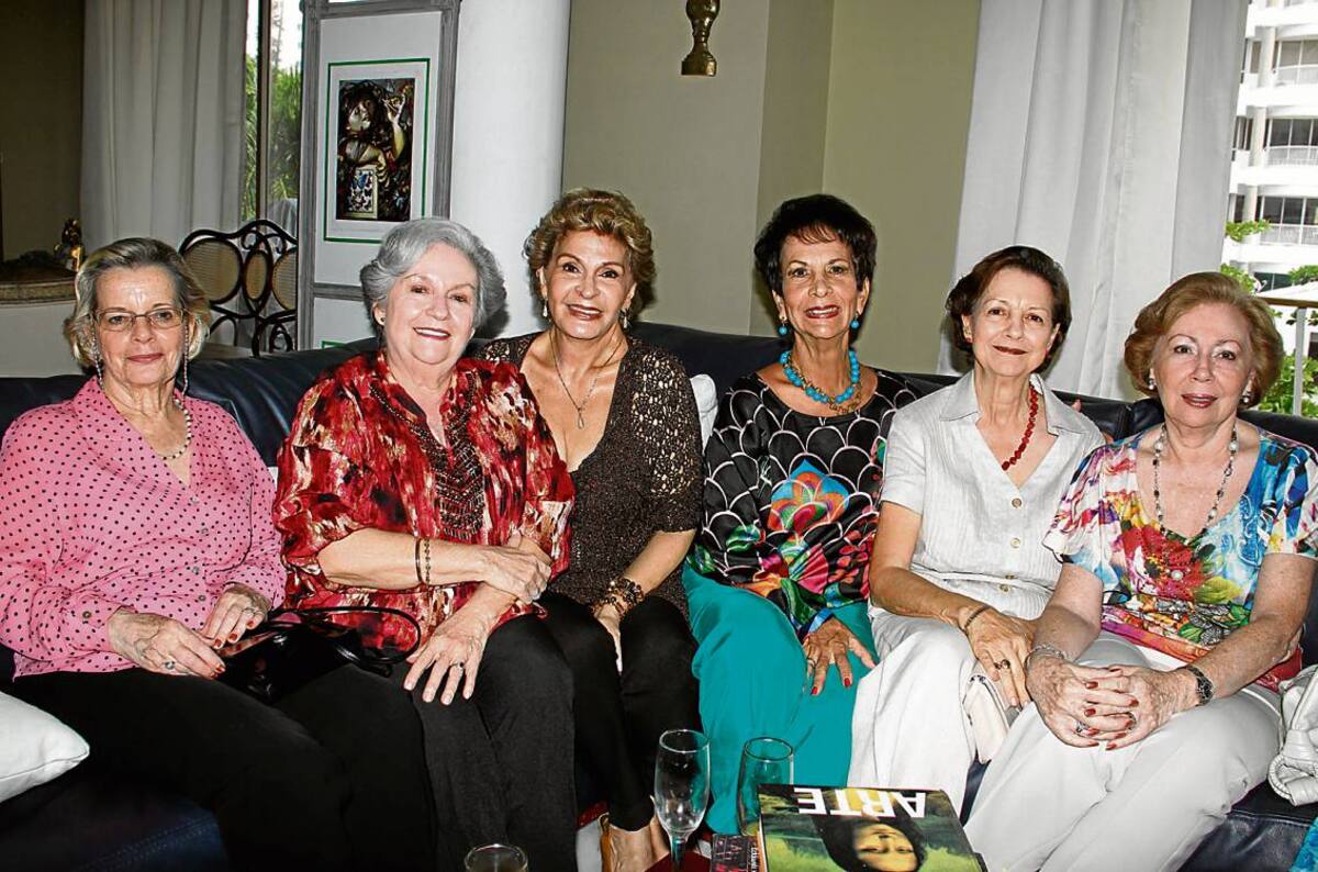 Gladys Goebel, Mery de Guerrero, Toñita Visbal; la agasa-jada María del Socorro Pinzón; Vicky Bustamante y Nancy La-rrarte de Vidales.